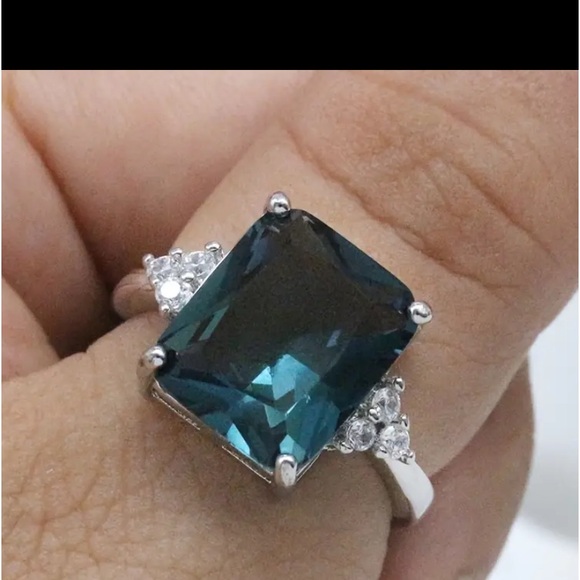 Vintage Ring Inlaid Waterish Rectangular Gemstone Symbol Of Elegance And Beauty - Picture 2 of 4